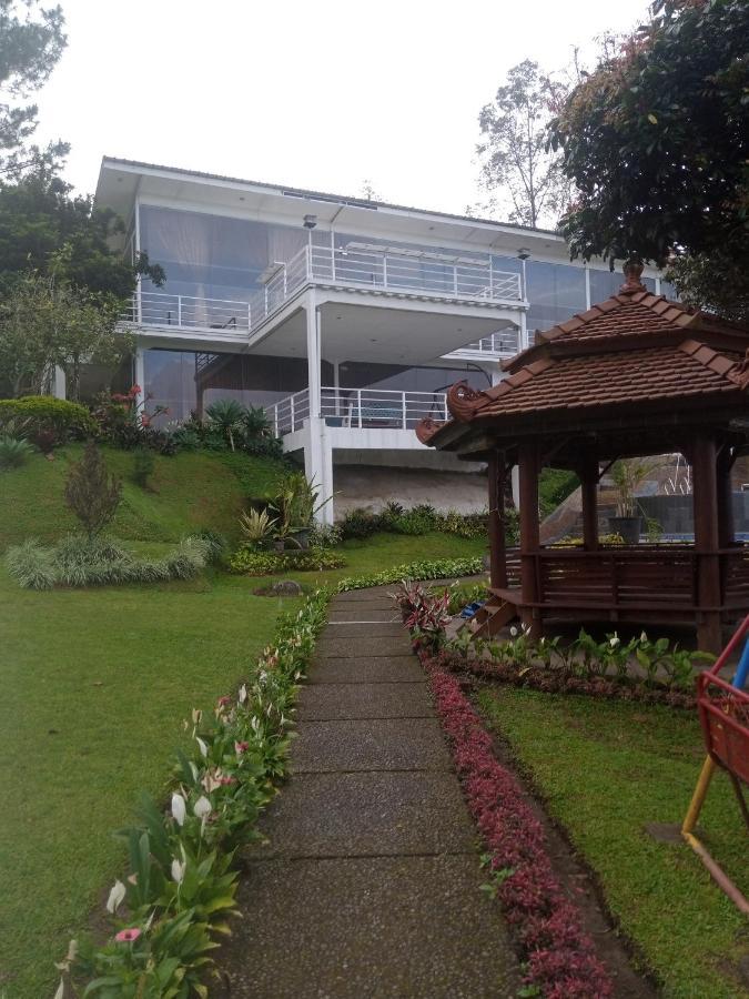 Villa Kaca 88 Cianjur Exterior photo