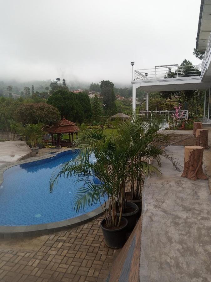 Villa Kaca 88 Cianjur Exterior photo