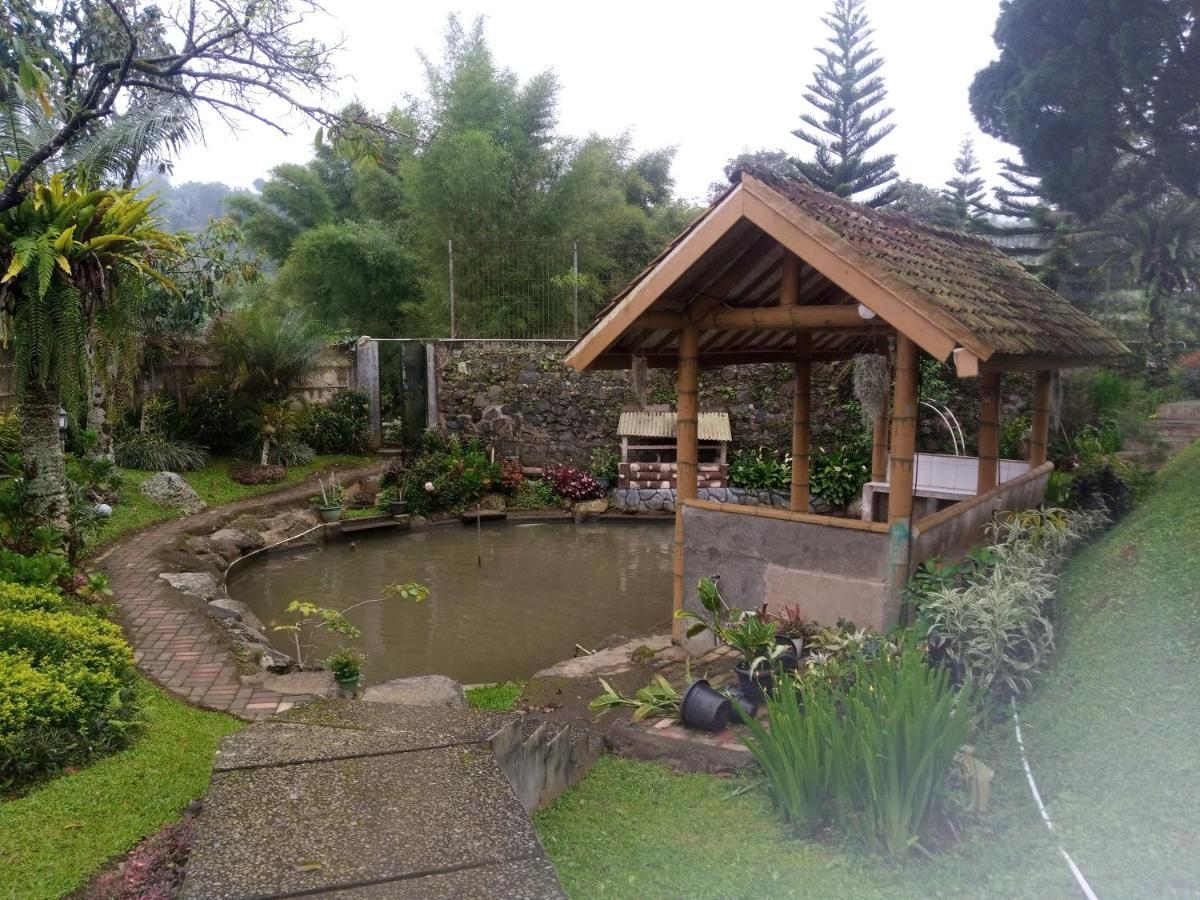 Villa Kaca 88 Cianjur Exterior photo
